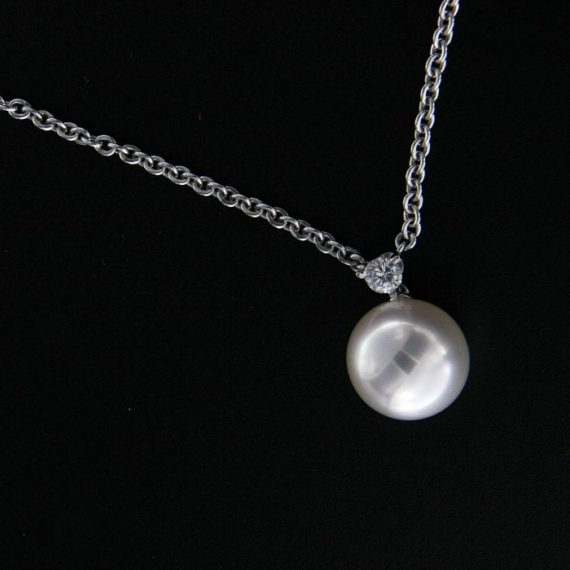 G2199-white-gold-necklace-with-australian-pearl-and-brilliant-cut-diamond