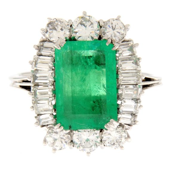 G2798-white-gold-ring-with-central-emerald-and-brilliant-and-baguette-cut-diamonds-around-it