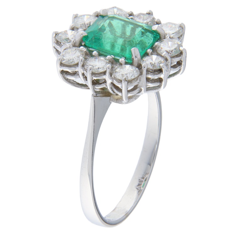 G3381 anello oro bianco diamanti brillanti smeraldo